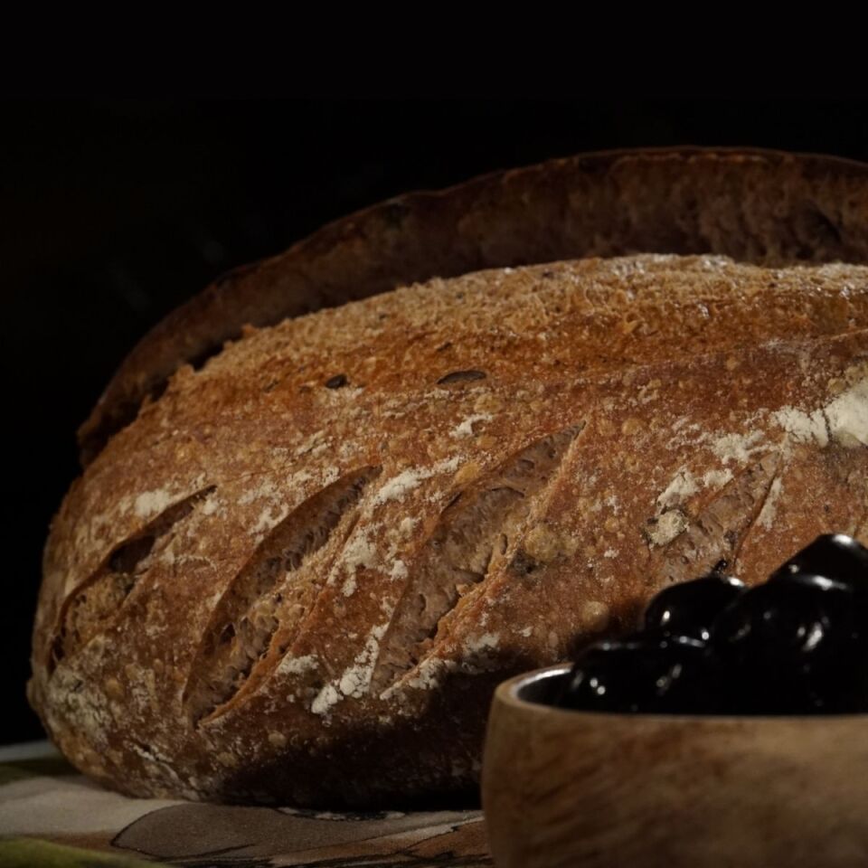 Zeytinli Tam Buğdaylı Ekşi Mayalı Ekmek